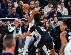 IM体育数据分析平台-马刺队在对阵太阳队的比赛中实现连胜