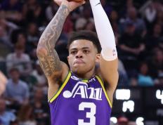 IM体育-包含火箭绝杀爵士，范弗利特高光表现的词条