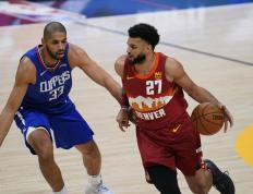 IM体育社区互动入口-国王鏖战上海队，布克带队取胜