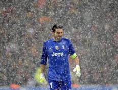 IM体育官方网站-不败神话的远征，勒沃库森抢七闪电战击溃红魔