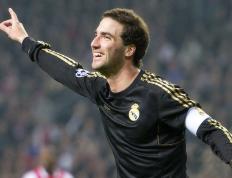 IM体育平台-赛道传奇，阿隆索驾驶阿斯顿马丁轻取红牛二队，刷新历史纪录