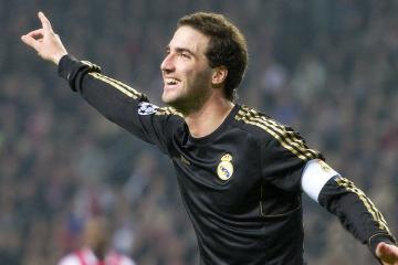 IM体育平台-赛道传奇，阿隆索驾驶阿斯顿马丁轻取红牛二队，刷新历史纪录