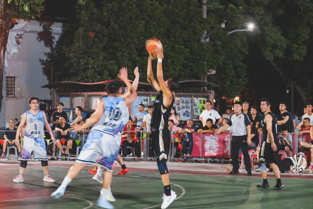 IM Sport-气势逼人的篮球联赛拉开帷幕,紧张激烈的简单介绍