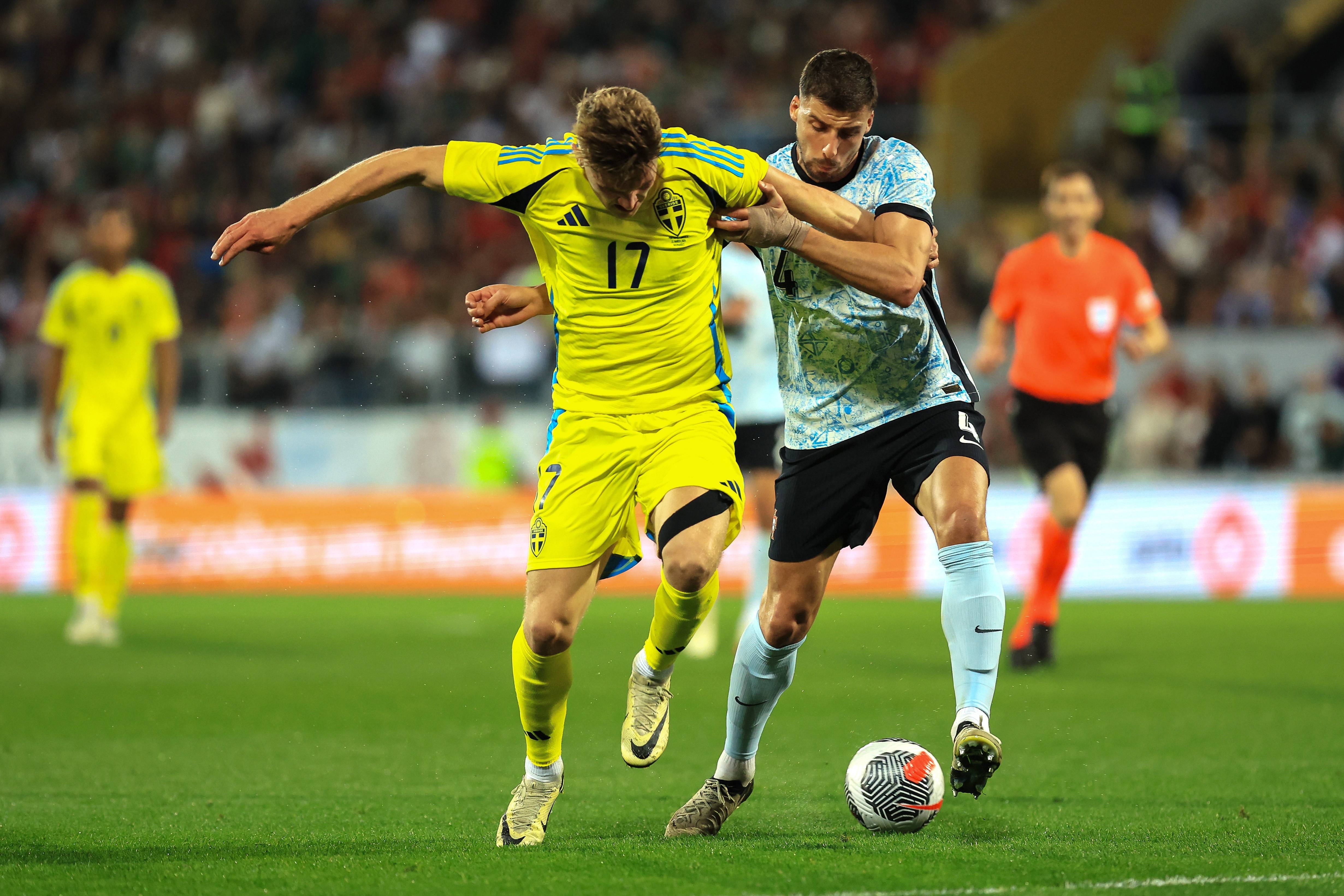 IM体育官方网-国际足球赛场上各国队伍鏖战