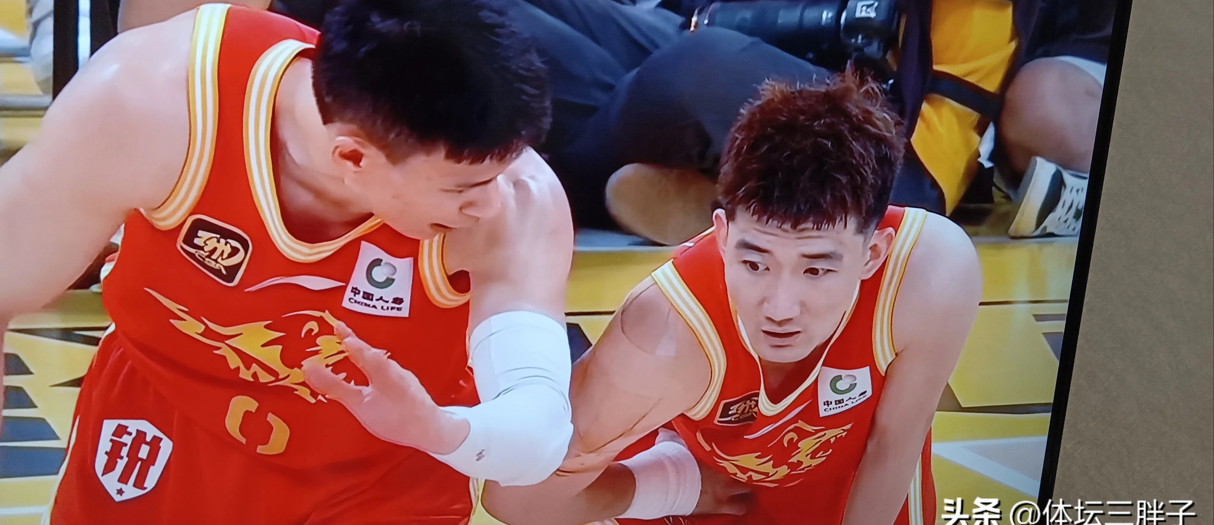 IM体育平台-山东队险胜吉林队，孙铭徽刷新纪录的简单介绍